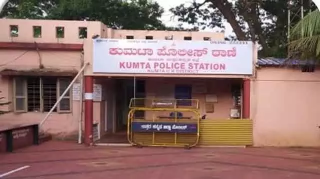 Karwar : हिंदू का घर जलाया गया, मुस्लिम युवक गिरफ्तार Karwar : हिंदू का घर जलाया गया, मुस्लिम युवक गिरफ्तार