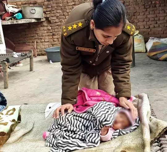 पति-पत्नी गिरफ्तारी से बचने मासूम को छोड़कर भागे, महिला पुलिस अधिकारी ने दिखाई संवेदना पति-पत्नी गिरफ्तारी से बचने मासूम को छोड़कर भागे, महिला पुलिस अधिकारी ने दिखाई संवेदना