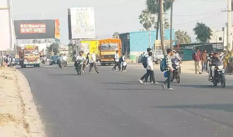 Abdullapurmet हाईवे पर सुरक्षित क्रॉसिंग न होने से पैदल चलने वालों को खतरा Abdullapurmet हाईवे पर सुरक्षित क्रॉसिंग न होने से पैदल चलने वालों को खतरा