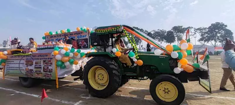 मालेरकोटला में महिला SHG सदस्य ने झांकी खींचते हुए ट्रैक्टर चलाया मालेरकोटला में महिला SHG सदस्य ने झांकी खींचते हुए ट्रैक्टर चलाया