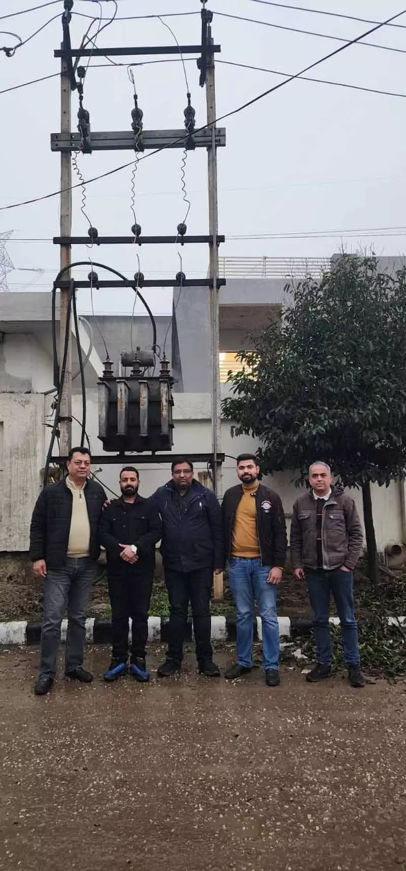 Ludhiana: बिजली कटौती के कारण साहनेवाल के लोग अंधेरे में रहने को मजबूर हैं Ludhiana: बिजली कटौती के कारण साहनेवाल के लोग अंधेरे में रहने को मजबूर हैं