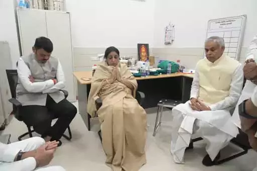अजित की पत्नी से मिले महाराष्ट्र CM, डिप्टी CM और राज्यपाल अजित की पत्नी से मिले महाराष्ट्र CM, डिप्टी CM और राज्यपाल