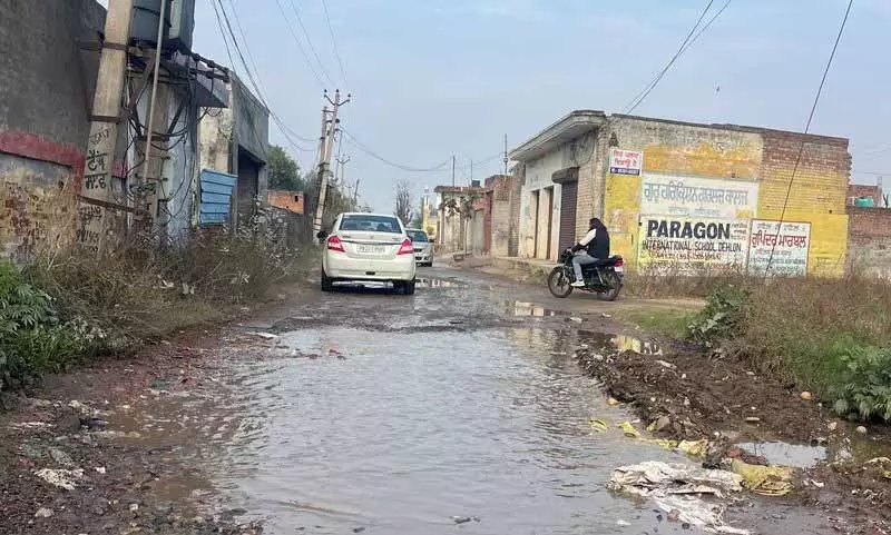 Ahmedgarh में बार-बार सीवेज ओवरफ्लो होने से इंफ्रास्ट्रक्चर को खतरा Ahmedgarh में बार-बार सीवेज ओवरफ्लो होने से इंफ्रास्ट्रक्चर को खतरा