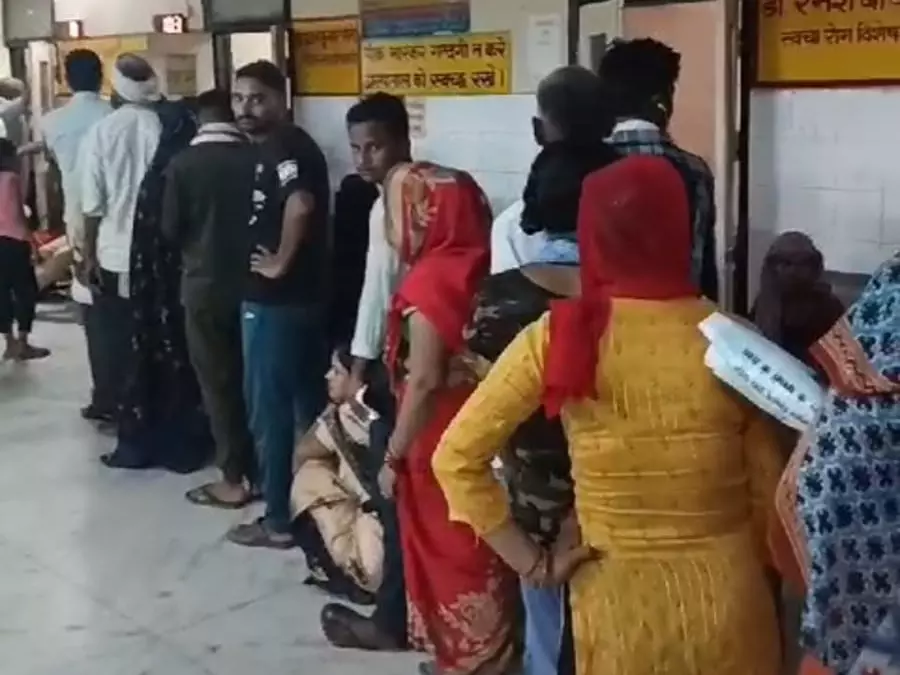 Bhiwani: OPD में पहुंचे 2,000 मरीज, मची अफरातफरी Bhiwani: OPD में पहुंचे 2,000 मरीज, मची अफरातफरी