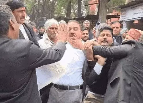 Rewari: कोर्ट परिसर में वकीलों के बीच जमकर मारपीट Rewari: कोर्ट परिसर में वकीलों के बीच जमकर मारपीट