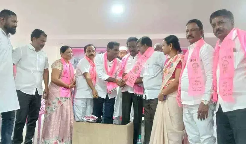 गडवाला में बीजेपी, कांग्रेस नेता BRS पार्टी में शामिल हुए गडवाला में बीजेपी, कांग्रेस नेता BRS पार्टी में शामिल हुए