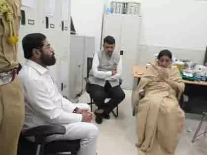 बारामती में अजित पवार के परिवार से मिले CM फड़णवीस और एकनाथ शिंदे बारामती में अजित पवार के परिवार से मिले CM फड़णवीस और एकनाथ शिंदे