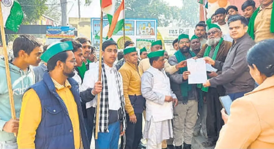 Bareilly: किसान संगठन की पहल से बढ़ी देशभक्ति की भावना Bareilly: किसान संगठन की पहल से बढ़ी देशभक्ति की भावना