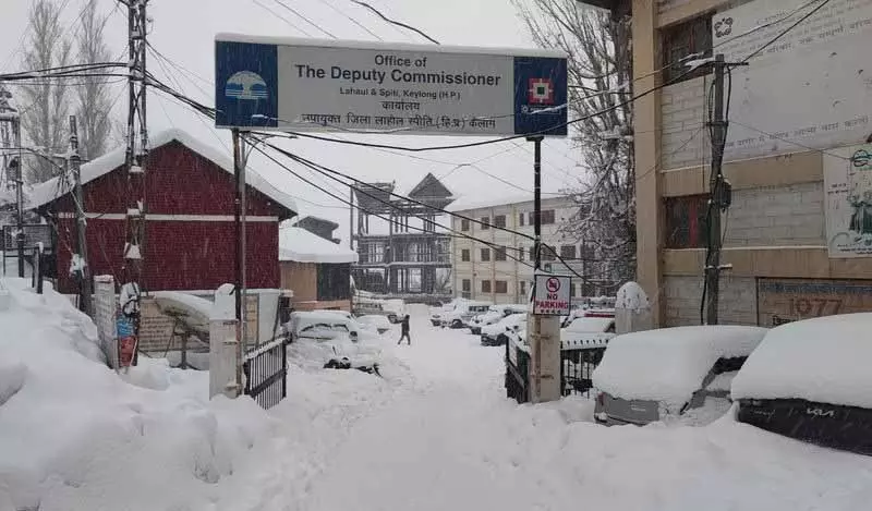 Lahaul-Spiti में भारी बर्फबारी से जनजीवन ठप, सभी सड़कें बंद Lahaul-Spiti में भारी बर्फबारी से जनजीवन ठप, सभी सड़कें बंद