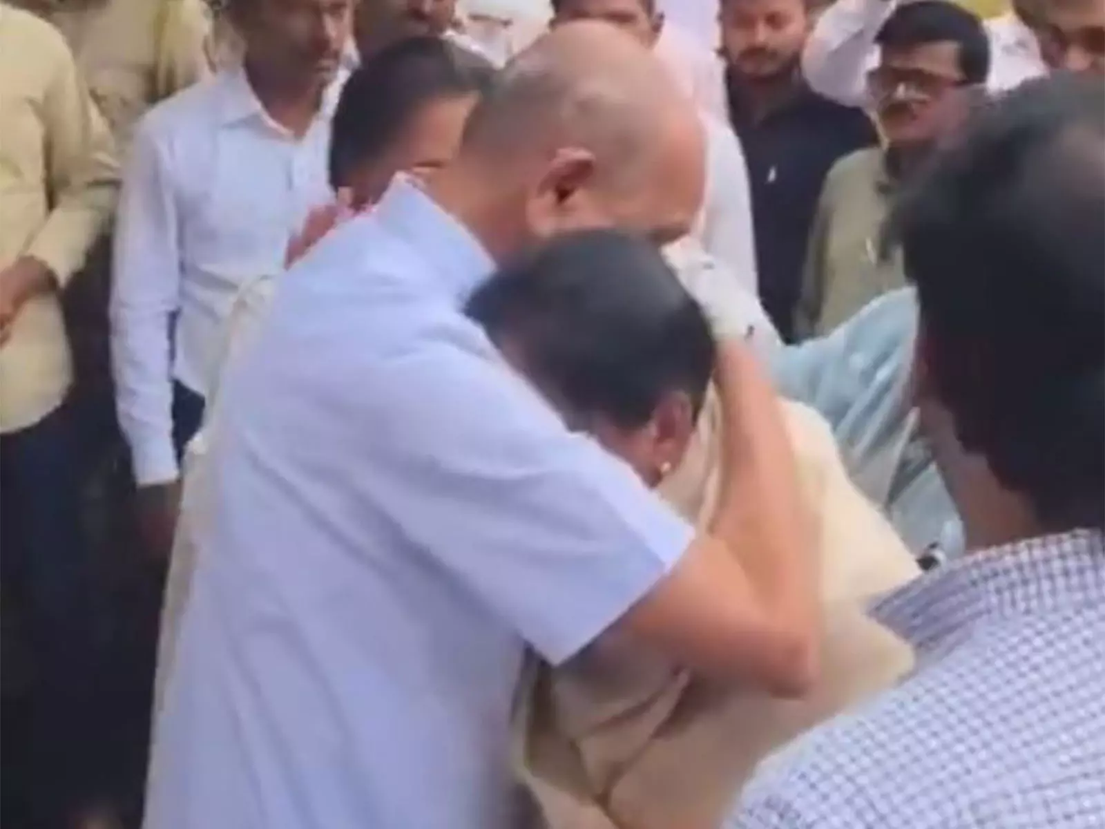 बारामती विमान दुर्घटना में Ajit Pawar की मृत्यु पर परिवार के शोक व्यक्त करने पर भावुक हुई सुनेत्रा पवार बारामती विमान दुर्घटना में Ajit Pawar की मृत्यु पर परिवार के शोक व्यक्त करने पर भावुक हुई सुनेत्रा पवार
