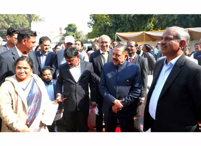 Dr. Jitendra ने गणतंत्र दिवस के लिए विशेष रूप से आमंत्रित चुनिंदा स्टार्टअप्स, विद्वानों की मेजबानी की Dr. Jitendra ने गणतंत्र दिवस के लिए विशेष रूप से आमंत्रित चुनिंदा स्टार्टअप्स, विद्वानों की मेजबानी की