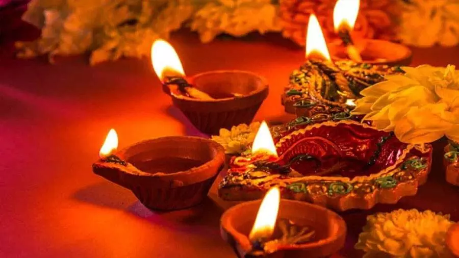 Religion: पवित्र स्थानों पर दीपक जलाने से मिलेगा सुख-समृद्धि Religion: पवित्र स्थानों पर दीपक जलाने से मिलेगा सुख-समृद्धि