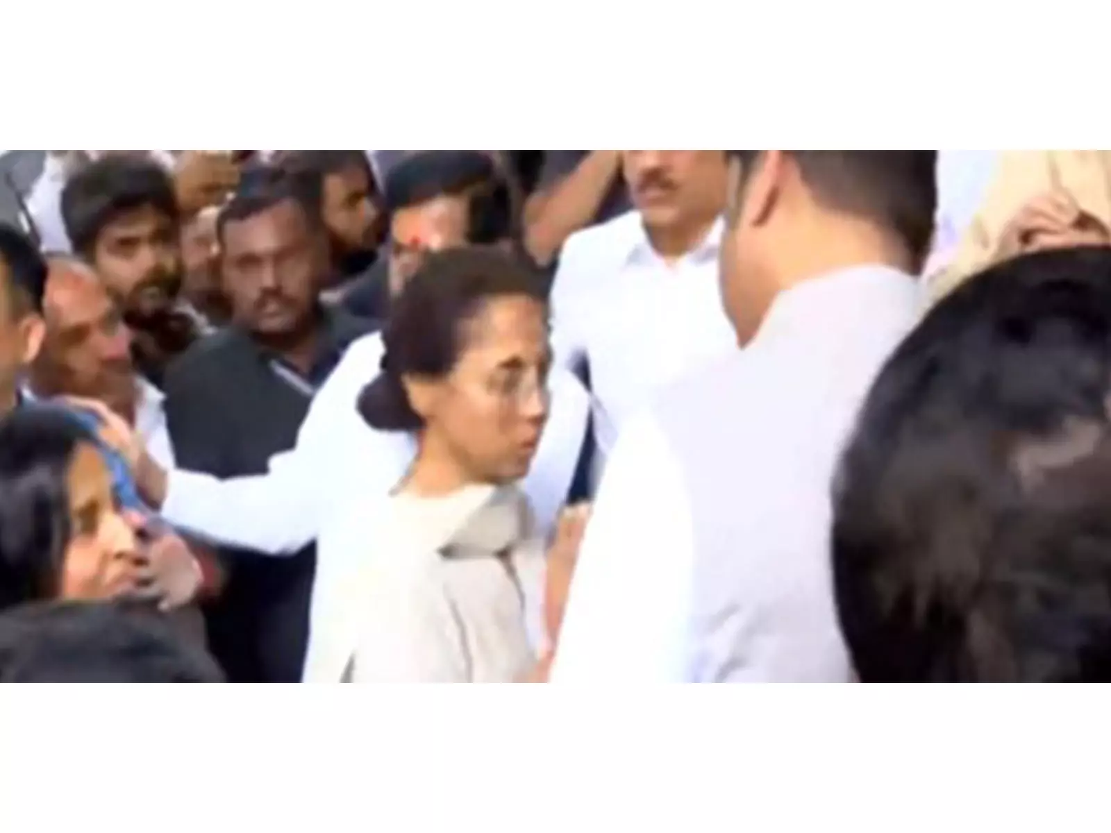 Supriya Sule ने बारामती विमान दुर्घटना में मारे गए अपने चचेरे भाई अजीत पवार को श्रद्धांजलि अर्पित की Supriya Sule ने बारामती विमान दुर्घटना में मारे गए अपने चचेरे भाई अजीत पवार को श्रद्धांजलि अर्पित की