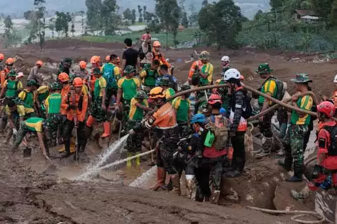 Indonesia में कुदरत का कहर: पासिरलांगू गांव तबाह, बेघर हुए सैकड़ों लोग Indonesia में कुदरत का कहर: पासिरलांगू गांव तबाह, बेघर हुए सैकड़ों लोग