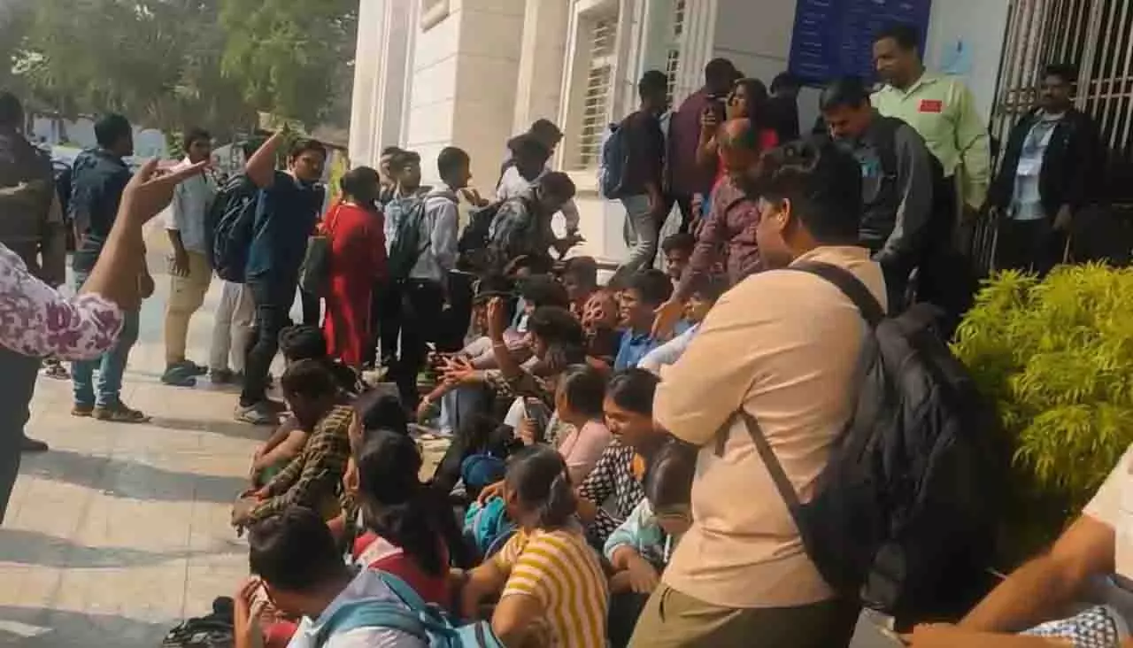 Bhubaneswar: उत्कल यूनिवर्सिटी में छात्रों का विरोध प्रदर्शन फिर से भड़क उठा Bhubaneswar: उत्कल यूनिवर्सिटी में छात्रों का विरोध प्रदर्शन फिर से भड़क उठा