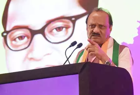 महाराष्ट्र: राज्यपाल आचार्य देवव्रत ने लोकभवन में अजित पवार को दी श्रद्धांजलि, दो मिनट मौन रखा महाराष्ट्र: राज्यपाल आचार्य देवव्रत ने लोकभवन में अजित पवार को दी श्रद्धांजलि, दो मिनट मौन रखा