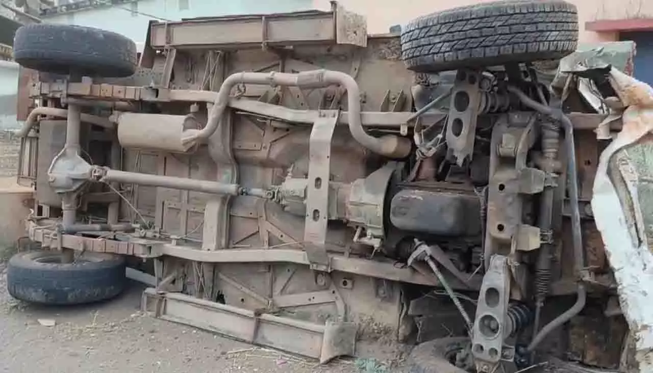 खोरधा में NH-57 पर बोलेरो ने बिजली के खंभे को टक्कर मारी, 3 लोग घायल खोरधा में NH-57 पर बोलेरो ने बिजली के खंभे को टक्कर मारी, 3 लोग घायल