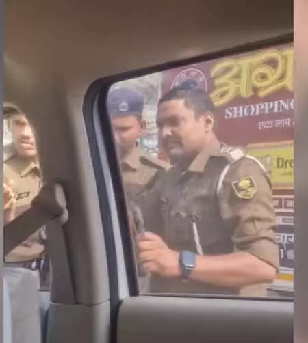 बिहार: वाहन चालक को अशब्द बोलने वाले दारोगा हुए निलंबित, नो एंट्री में घुसी थी कार बिहार: वाहन चालक को अशब्द बोलने वाले दारोगा हुए निलंबित, नो एंट्री में घुसी थी कार