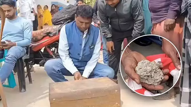 वोटर दादा की कब्र से दस्तावेज़ और मिट्टी लेकर SIR सुनवाई में पहुंचे वोटर दादा की कब्र से दस्तावेज़ और मिट्टी लेकर SIR सुनवाई में पहुंचे