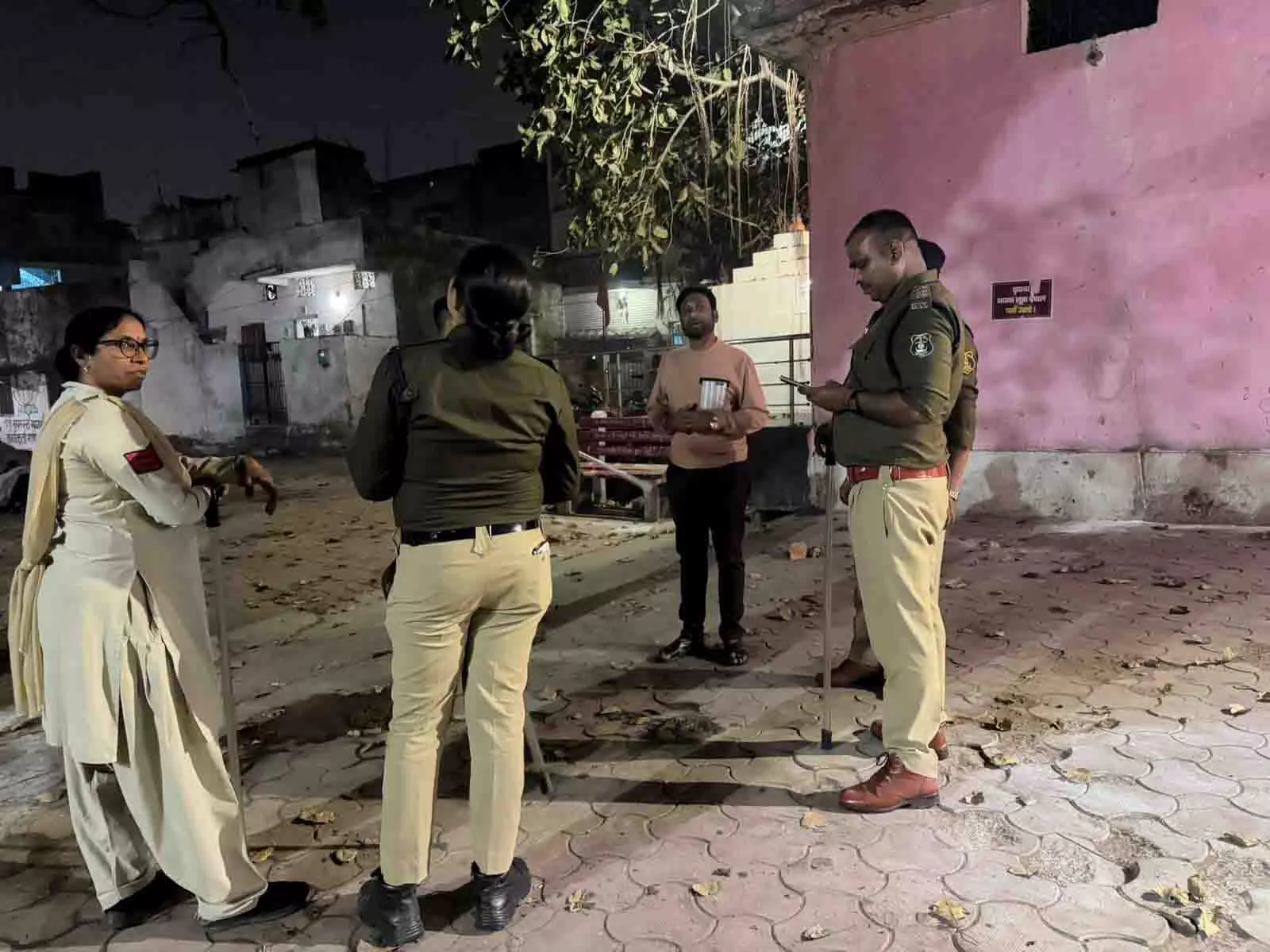 DCP WEST के नेतृत्व में सट्टेबाजों और असामाजिक तत्वों के खिलाफ ताबड़तोड़ कार्रवाई DCP WEST के नेतृत्व में सट्टेबाजों और असामाजिक तत्वों के खिलाफ ताबड़तोड़ कार्रवाई