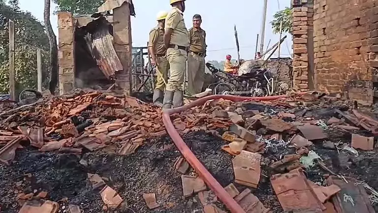 विवाद के चलते कथित तौर पर घर में आग लगाने के आरोप में पड़ोसी गिरफ्तार विवाद के चलते कथित तौर पर घर में आग लगाने के आरोप में पड़ोसी गिरफ्तार