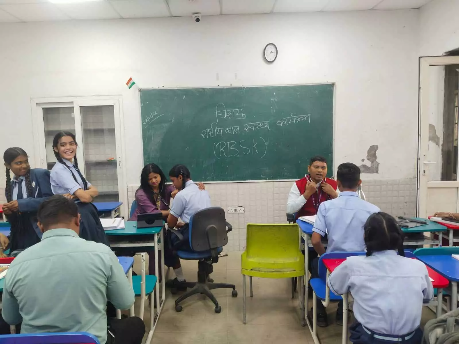 बच्चों के चेहरों पर मुस्कान, कर्मचारियों का जन्मदिन बना यादगार बच्चों के चेहरों पर मुस्कान, कर्मचारियों का जन्मदिन बना यादगार