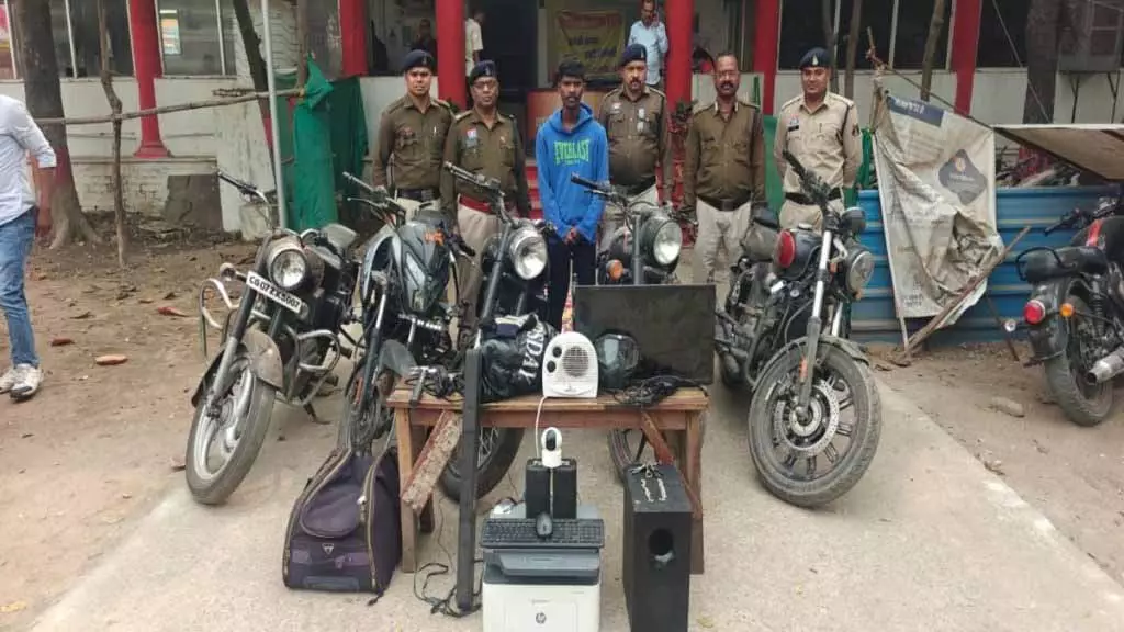 मोटरसाइकिल चोरी का बड़ा गिरोह पकड़ा गया मोटरसाइकिल चोरी का बड़ा गिरोह पकड़ा गया