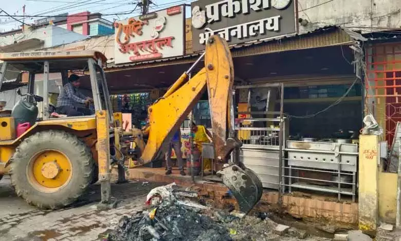 रायपुर में नगर निगम ने नाले पर अतिक्रमण हटाया रायपुर में नगर निगम ने नाले पर अतिक्रमण हटाया
