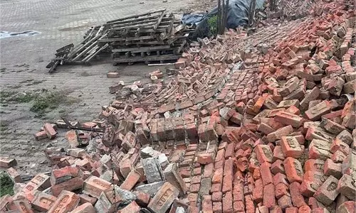 Punjab:भारी बारिश से गिरी शैलर की दीवार, लाखों का नुकसान Punjab:भारी बारिश से गिरी शैलर की दीवार, लाखों का नुकसान