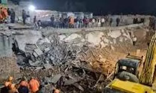 Jammu-kashmir:शोक सभा के दौरान दो मंजिला मकान की छत गिरी, 12 लोग घायल Jammu-kashmir:शोक सभा के दौरान दो मंजिला मकान की छत गिरी, 12 लोग घायल