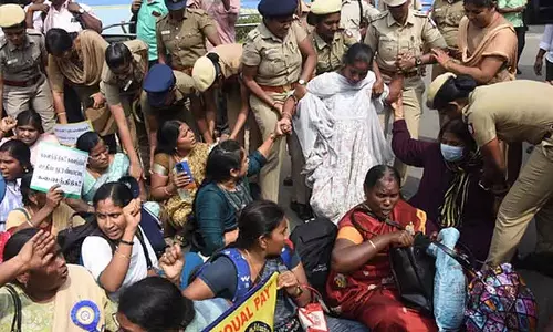 Tamil Nadu : सेकेंडरी स्कूल शिक्षकों की हड़ताल 34वें दिन में प्रवेश कर गई