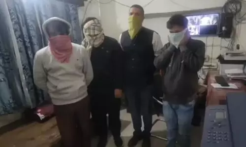 कब्रिस्तान से सटी गली में सेक्स रैकेट का भंडाफोड़, 4 लड़कियां और 4 लड़के गिरफ्तार