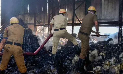 Kolkata: गोदामों में आग से मरने वालों की संख्या 21, कई अब भी लापता Kolkata: गोदामों में आग से मरने वालों की संख्या 21, कई अब भी लापता