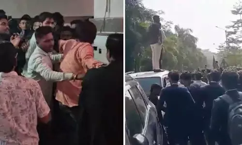 एक्रोपोलिस कॉलेज में ABVP के विरोध प्रदर्शन के दौरान टीचर की पिटाई हुई और कैंपस में तोड़फोड़ की गई एक्रोपोलिस कॉलेज में ABVP के विरोध प्रदर्शन के दौरान टीचर की पिटाई हुई और कैंपस में तोड़फोड़ की गई