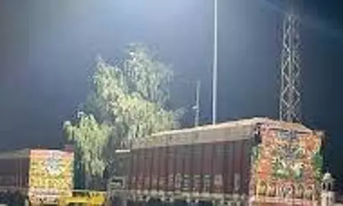 Rajasthan: पुलिस ने ओवरलोडिंग ट्रक को किया ज़ब्त Rajasthan: पुलिस ने ओवरलोडिंग ट्रक को किया ज़ब्त