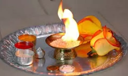 Kapoor Remedies: घर में भारीपन और तनाव रहता है, कपूर के साथ जलाएं ये दो चीजें,हमेशा के लिए मिलेगी मुक्ति