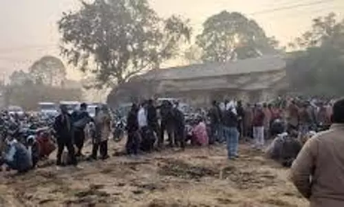 Rewa: उमरी खाद केंद्र पर भारी हंगामा, प्रशासन ने 1500 किसानों को बांटे टोकन Rewa: उमरी खाद केंद्र पर भारी हंगामा, प्रशासन ने 1500 किसानों को बांटे टोकन