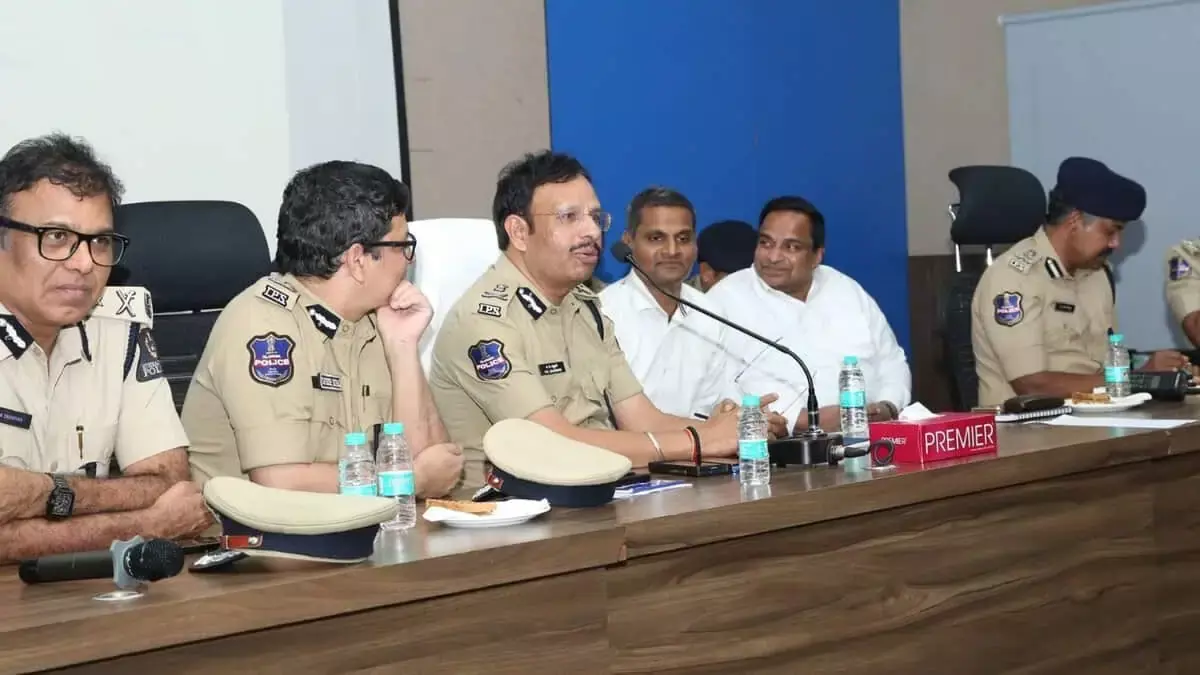 ड्रग्स ले जाने वाले डिलीवरी एजेंट्स पर सख्त कार्रवाई होगी: Sajjanar ड्रग्स ले जाने वाले डिलीवरी एजेंट्स पर सख्त कार्रवाई होगी: Sajjanar