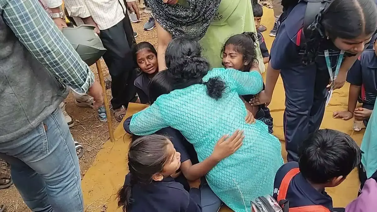 Moinabad में स्कूल बस पलटी, 16 को मामूली चोटें आईं