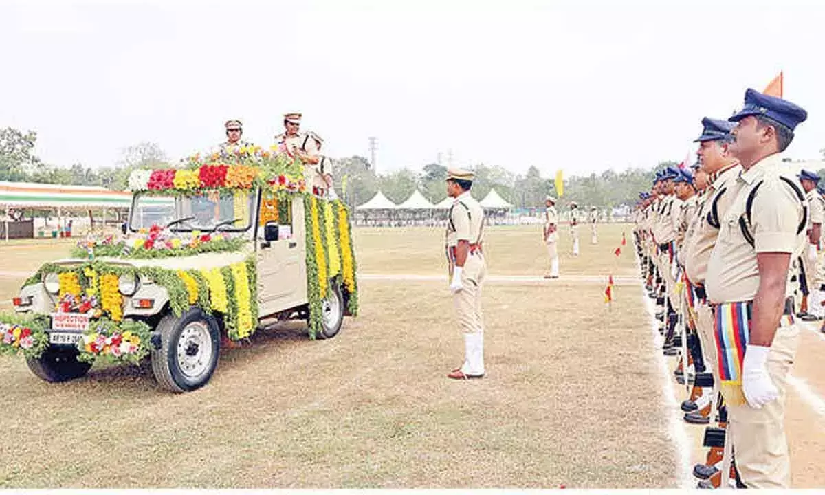 Andhra: पुलिसकर्मियों को लगन से ड्यूटी निभाने के निर्देश दिए गए