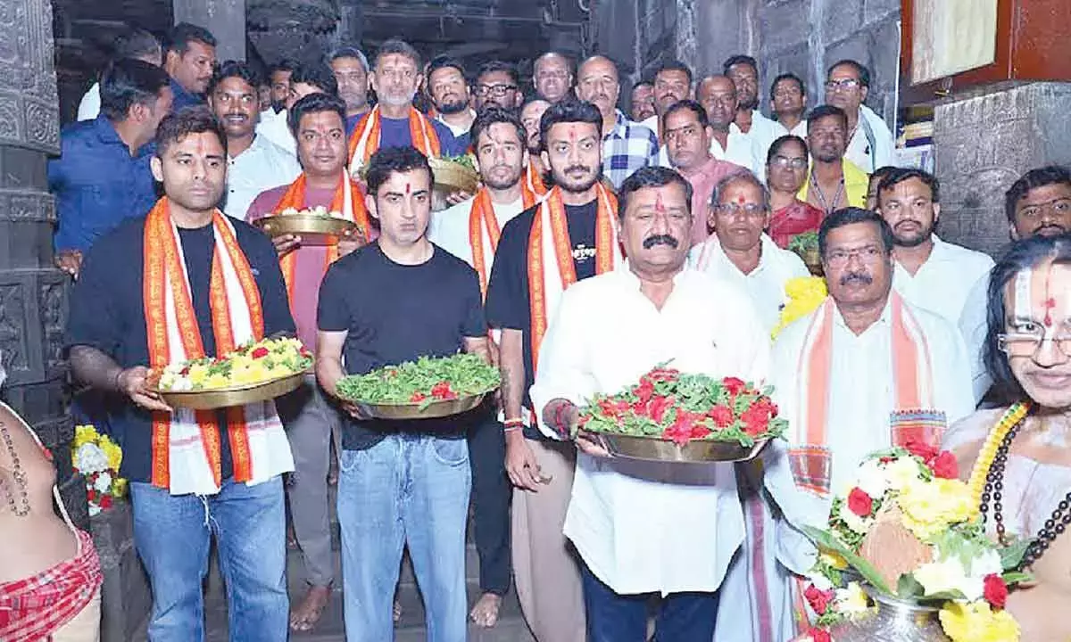 Andhra: भारतीय क्रिकेटरों ने सिम्हाचलम में प्रार्थना की Andhra: भारतीय क्रिकेटरों ने सिम्हाचलम में प्रार्थना की