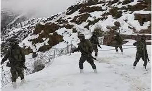 Jammu-Kashmir : प्रेगनेंट महिला की मदद के लिए बर्फ से ढंके गांव में पहुंची सेना