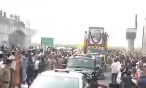 Ajit Pawar की अंतिम यात्रा लोगों ने सड़कों पर फूल बरसाकर उन्हें विदाई दी