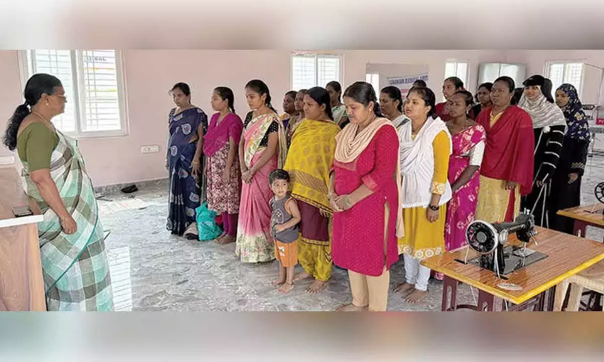Andhra: महिलाओं के लिए स्किल ट्रेनिंग का दूसरा फेज 2 फरवरी से Andhra: महिलाओं के लिए स्किल ट्रेनिंग का दूसरा फेज 2 फरवरी से