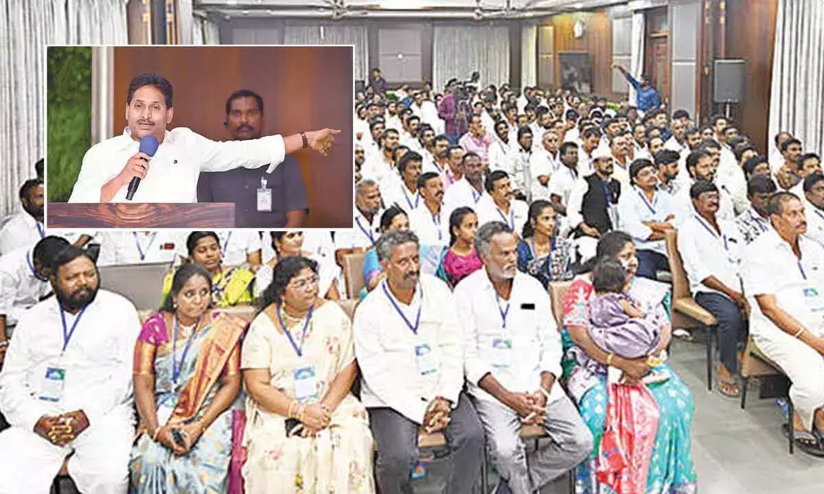 Jagan ने गठबंधन सरकार पर हमला बोला, राज्यव्यापी जनसंपर्क अभियान की घोषणा की Jagan ने गठबंधन सरकार पर हमला बोला, राज्यव्यापी जनसंपर्क अभियान की घोषणा की