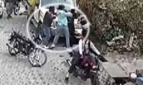 टीचर को बनाया निशाना, नकाबपोश हमलावरों ने किए 30 से ज्यादा वार