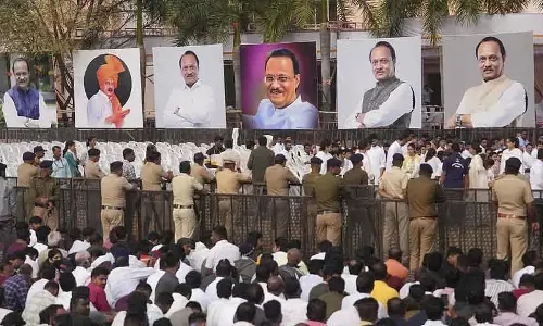 Ajit Dada अमर रहे: केटवाड़ी स्थित घर पर ग्रामीणों ने नारे लगाए और आंसू बहाते हुए अजीत पवार का शोक मनाया