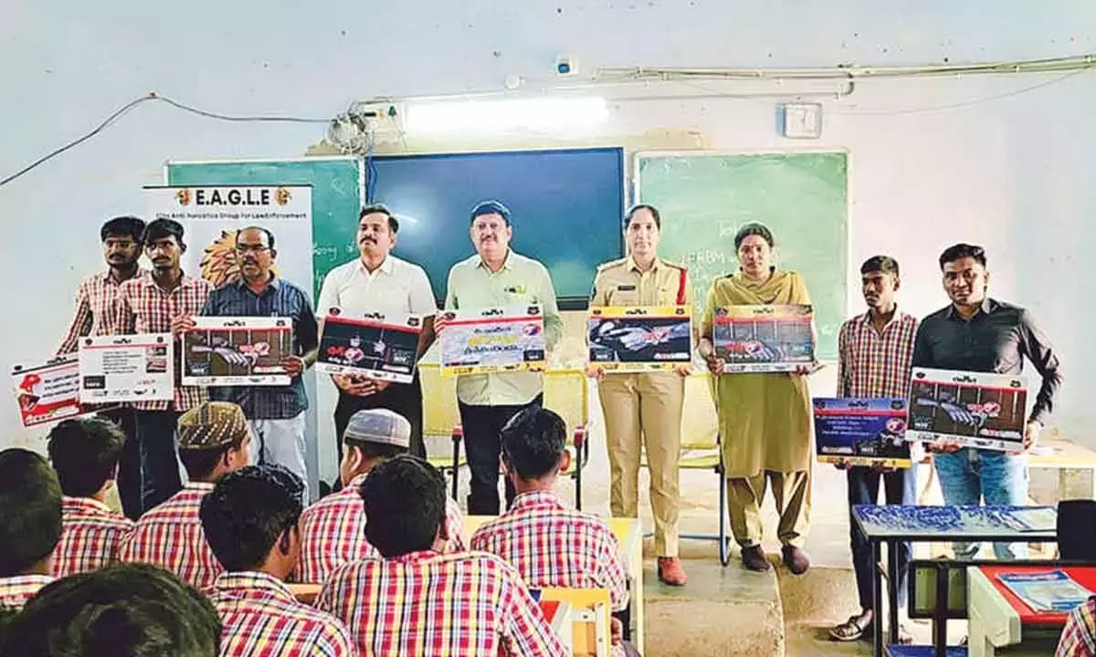 Andhra: मानसिक स्वास्थ्य की नींव रखना ही ड्रग्स की समस्याओं का असली समाधान Andhra: मानसिक स्वास्थ्य की नींव रखना ही ड्रग्स की समस्याओं का असली समाधान