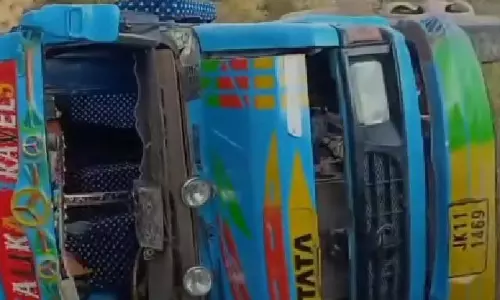 Jammu-Kashmir : भीषण हादसा, मैटाडोर पलटते ही मची अफरा-तफरी Jammu-Kashmir : भीषण हादसा, मैटाडोर पलटते ही मची अफरा-तफरी