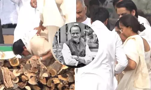Ajit Pawar की पत्नी,अंतिम विदाई देते समय उनके अंतिम संस्कार की चिता के पास फूट-फूटकर रो पड़ी Ajit Pawar की पत्नी,अंतिम विदाई देते समय उनके अंतिम संस्कार की चिता के पास फूट-फूटकर रो पड़ी